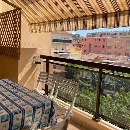 T2 Climatise Avec Parking, Centre-ville - Fr-1-308-184 * Le Lavandou